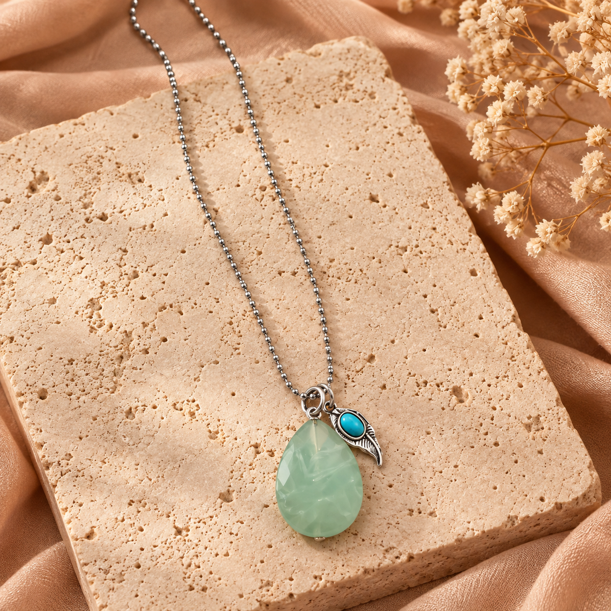 Lange ketting met groene steen en bedels | Zilverkleurig