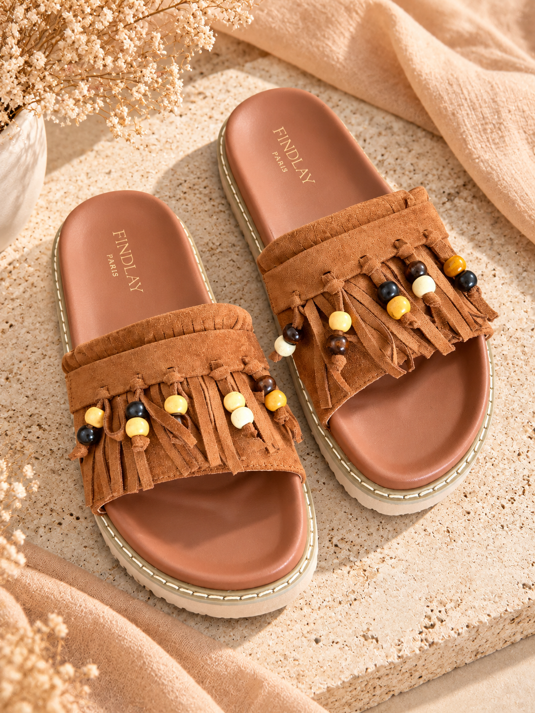 Camel slippers met franjes en kralen