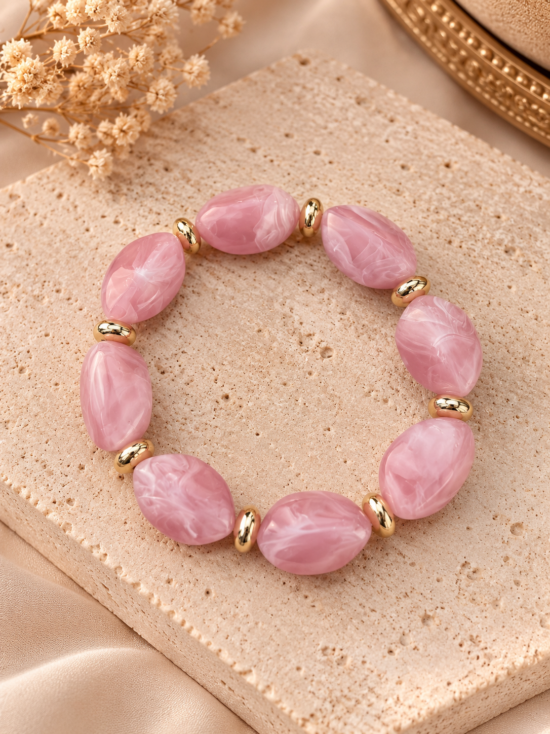 Roze Resin Armband met Goudkleurige Details