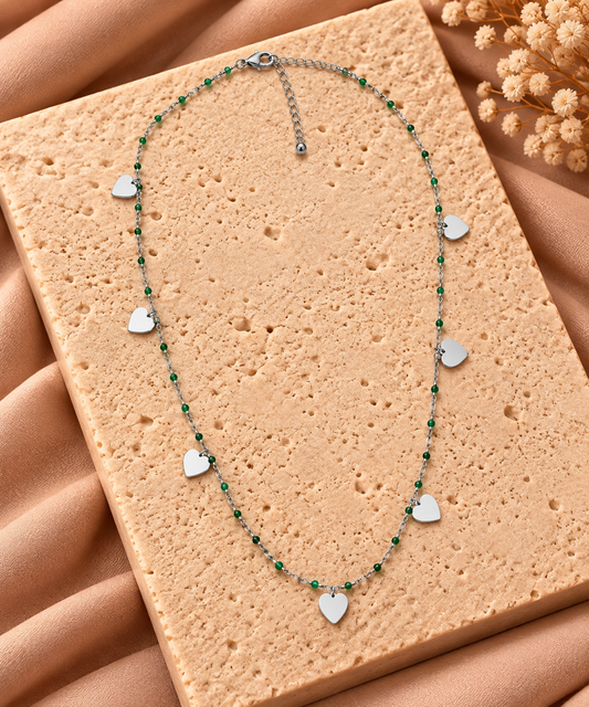 Lange stainless steel ketting groen met zilverkleurige hartjes | 75 + 5 cm