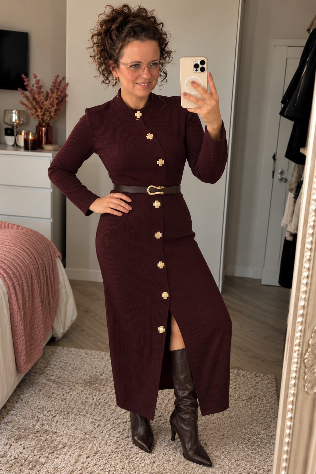 Lange Damesjurk met Gouden Knopen en Ceintuur Plum | S/M & M/L