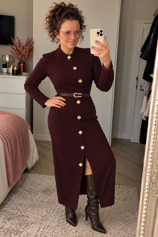 Lange Damesjurk met Gouden Knopen en Ceintuur Plum | S/M & M/L