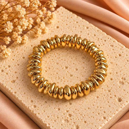 Goudkleurige Statement Armband met Organische Kralen | Elastisch 17–21 cm