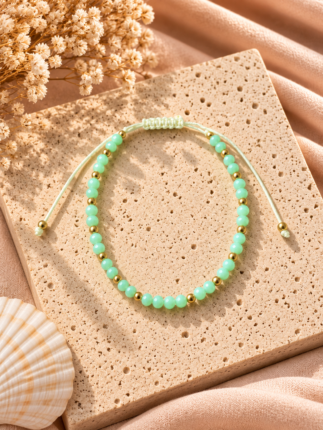Mintgroen Enkelbandje met Kralen en Goudkleurige Details | One Size Fashion