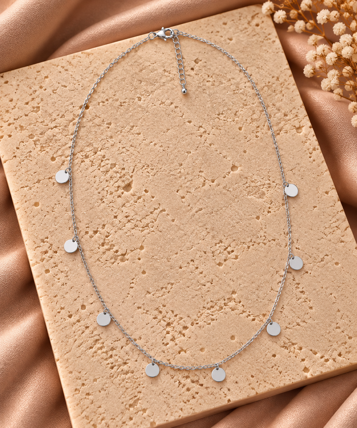 Lange zilverkleurige ketting met ronde bedeltjes | 65 + 5 cm
