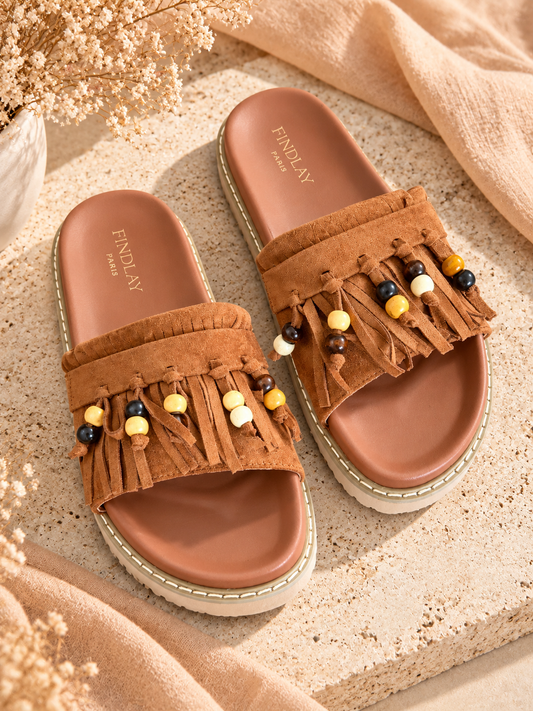 Camel slippers met franjes en kralen