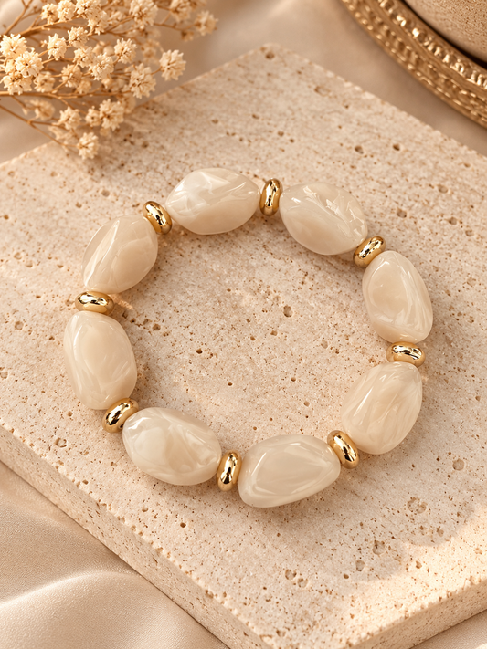Beige Resin Armband met Goudkleurige Details