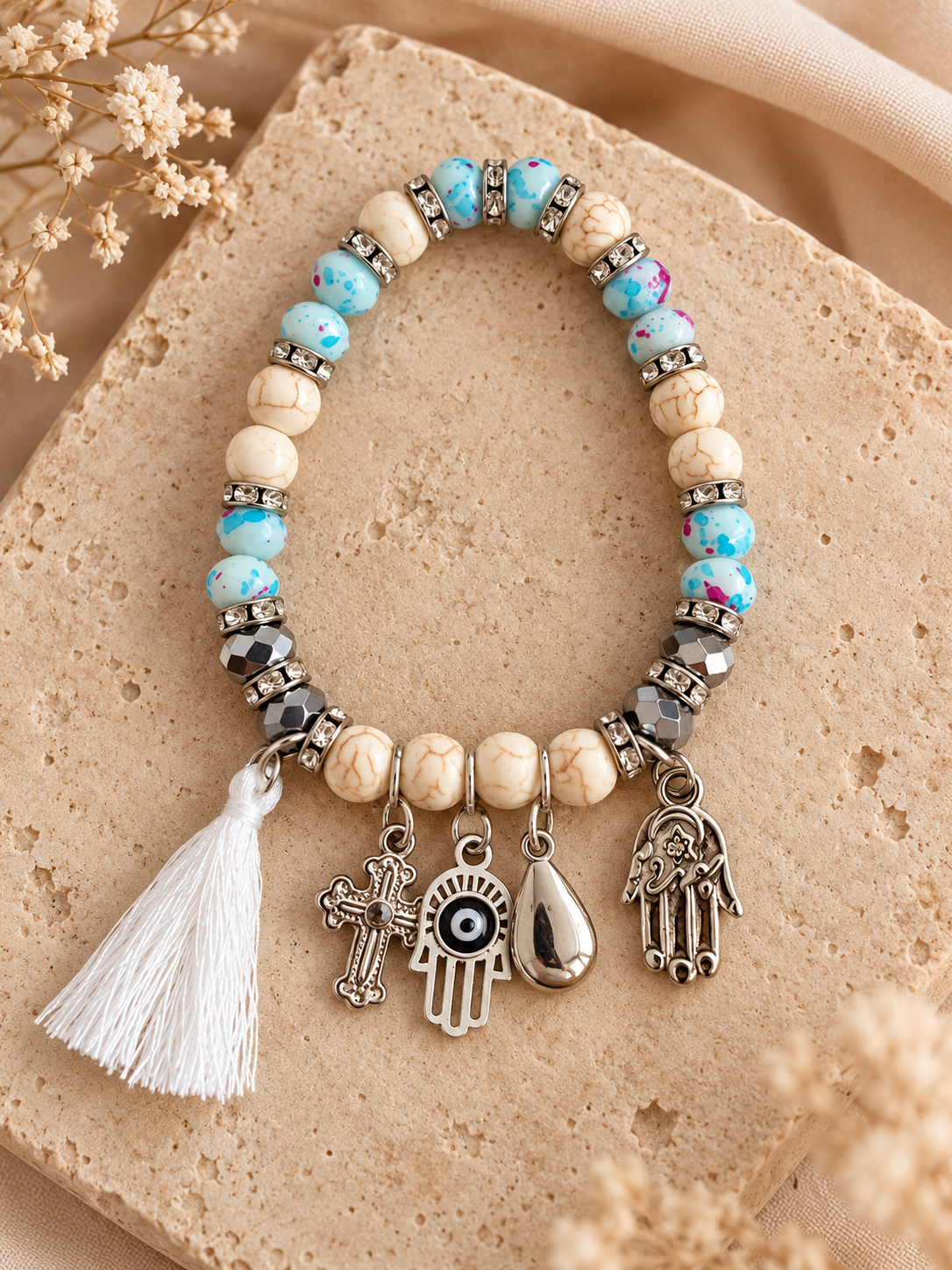 Elastische Kralenarmband met Bedels – Turquoise & Crème